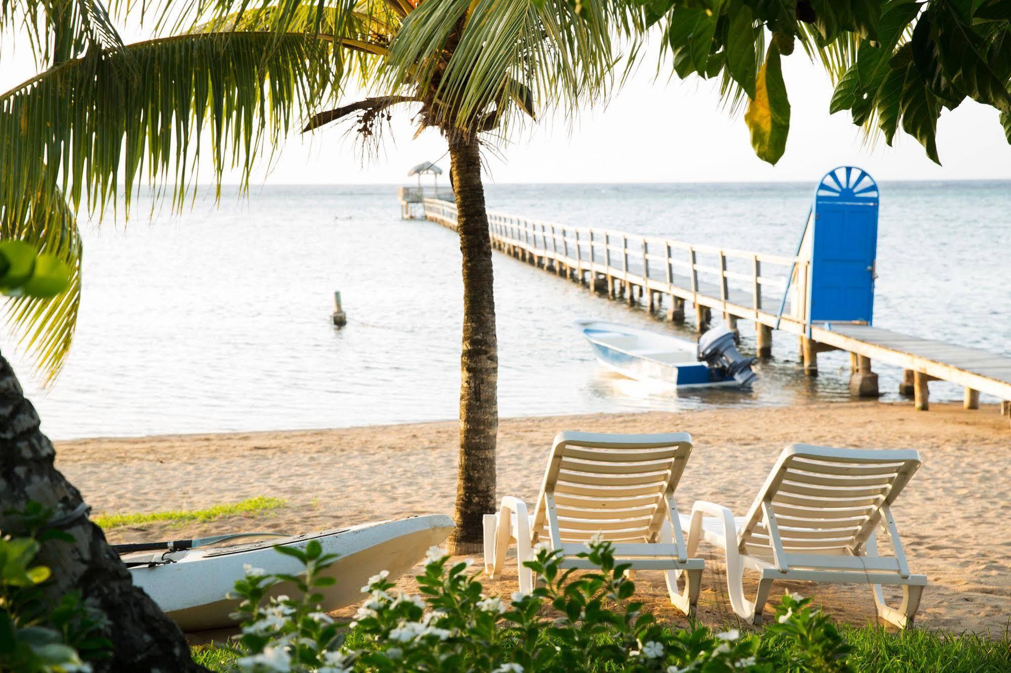 Puerta Azul Hotel Sandy Bay Exterior photo