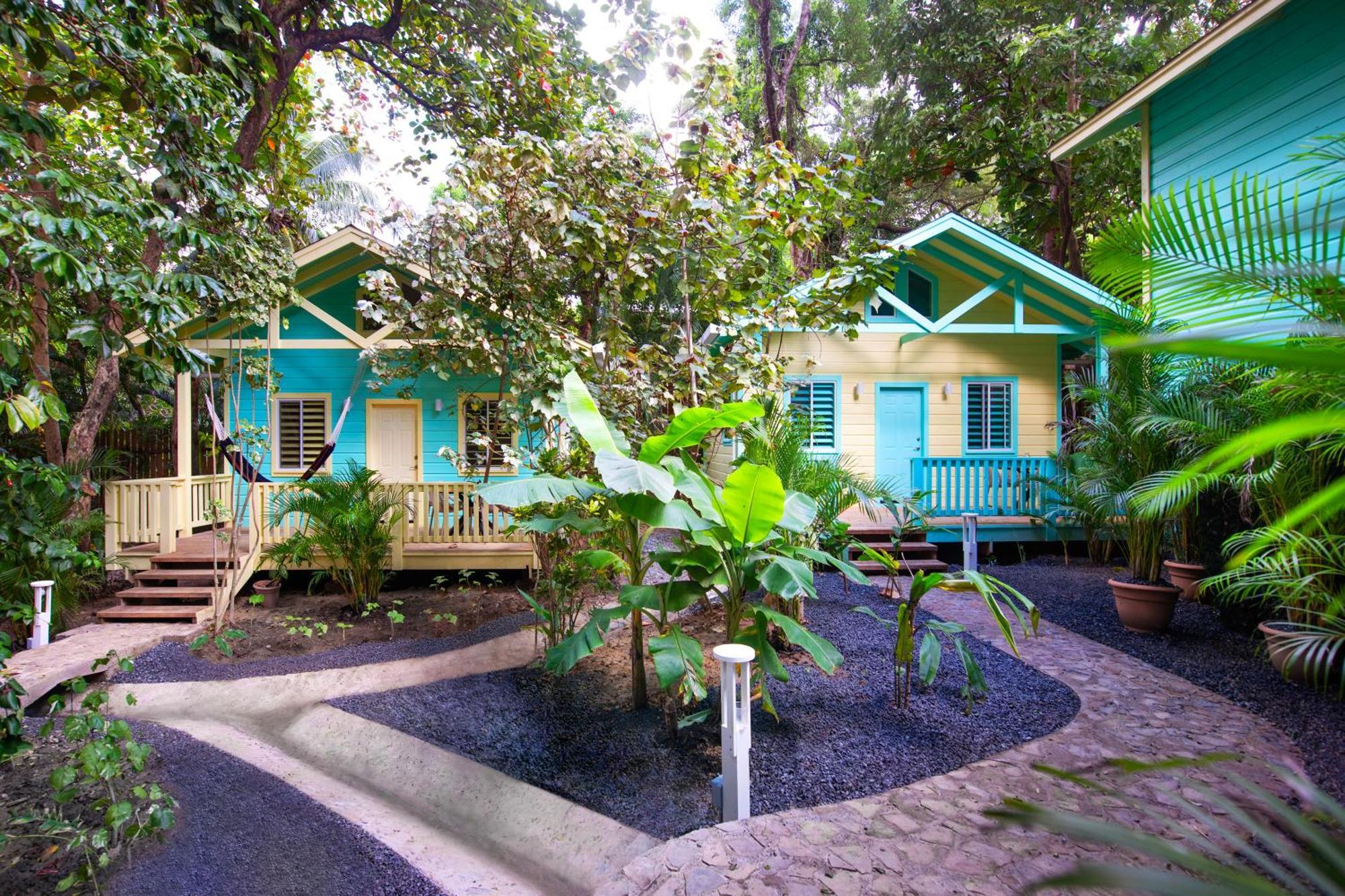 Puerta Azul Hotel Sandy Bay Exterior photo