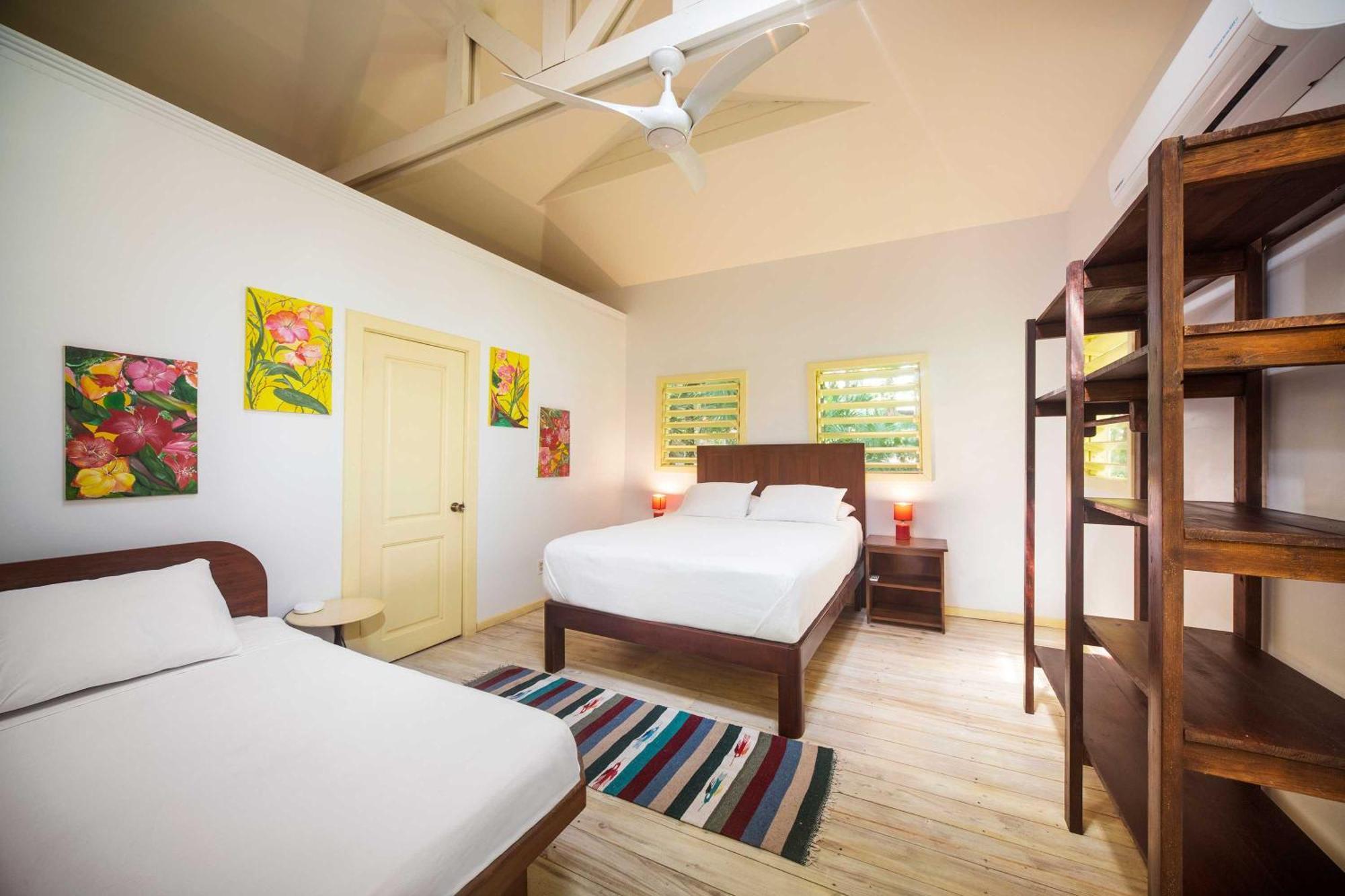 Puerta Azul Hotel Sandy Bay Exterior photo