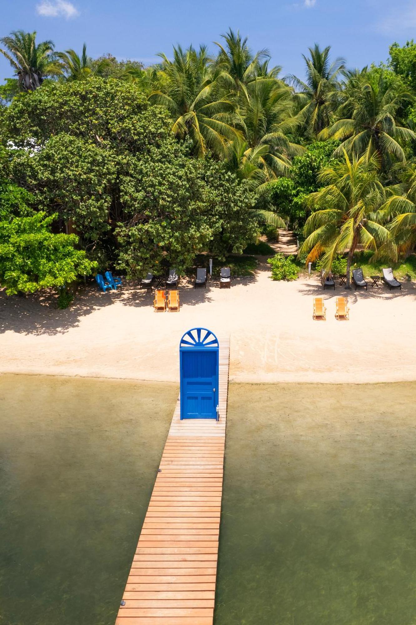 Puerta Azul Hotel Sandy Bay Exterior photo