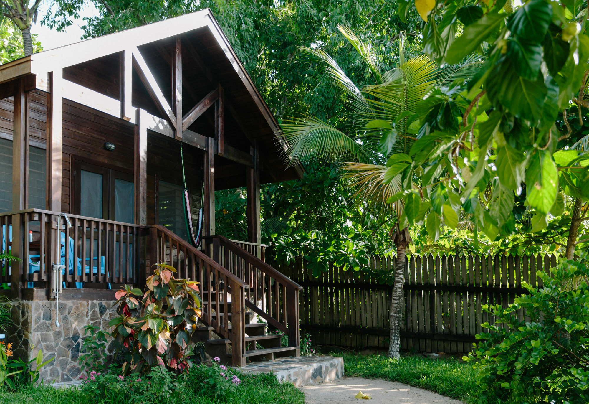 Puerta Azul Hotel Sandy Bay Exterior photo